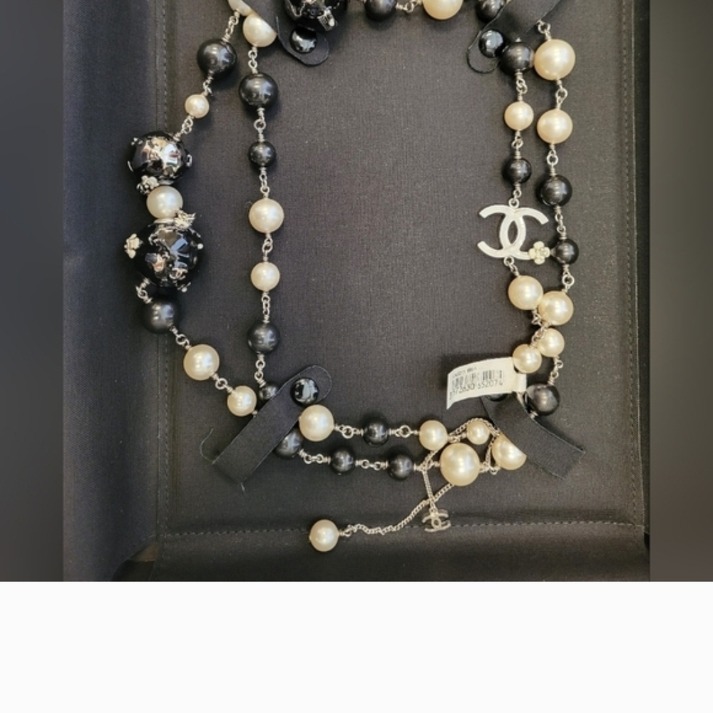 CHANEL Black and Cream Pearl Necklace - Picture 2 of 12